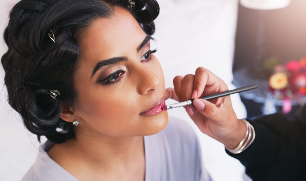 Glamorous Makeup: Emphasizes bold features, such as a smokey eye, winged eyeliner, contouring, and a statement lip. This style suits evening weddings or those with a more extravagant theme.